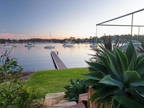 Absolute Waterfront Lakehouse Fishing Point Waterfront Pool Jetty - Tweed Heads Accommodation 2
