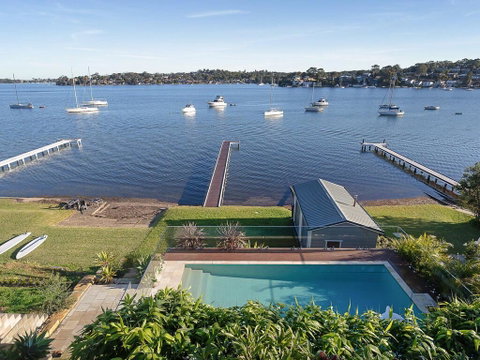 Absolute Waterfront Lakehouse Fishing Point Waterfront Pool Jetty - Tweed Heads Accommodation 3