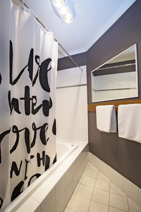 Acacia 2 - Luxurious Holiday Townhouse - Tweed Heads Accommodation 3