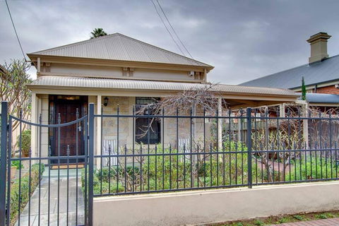 Adelaide Close CBD Large Private Studio Apartment In St Peters - Tweed Heads Accommodation 0