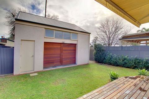 Adelaide Close CBD Large Private Studio Apartment In St Peters - Tweed Heads Accommodation 3