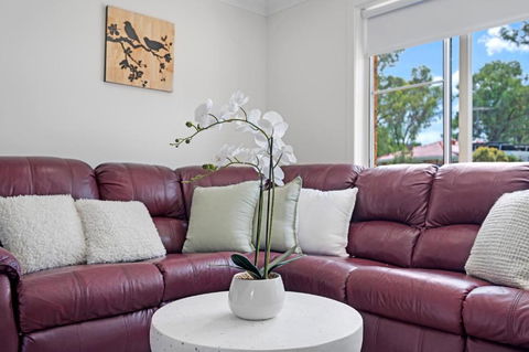 Discover Mount Annan - Spacious 6-BR House - Tweed Heads Accommodation 4