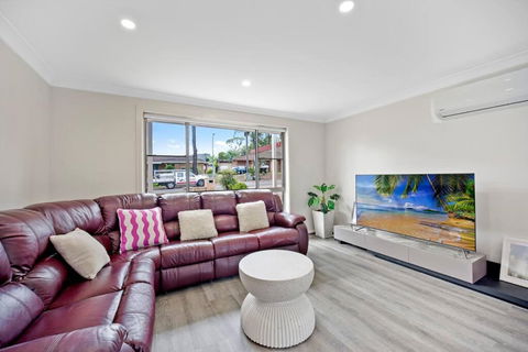 Discover Mount Annan Spacious 6-BR House - Tweed Heads Accommodation 1