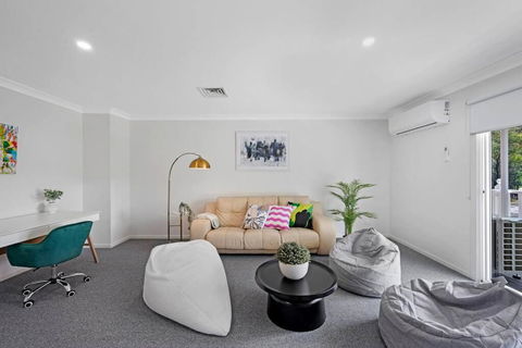 Discover Mount Annan Spacious 6-BR House - Tweed Heads Accommodation 3