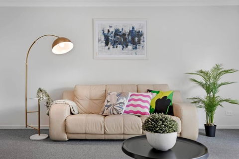 Discover Mount Annan Spacious 6-BR House - Tweed Heads Accommodation 4