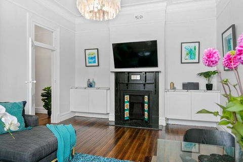 EDW19 - Stylish 2-Bed, 2-Bath Townhose In Drummoyne - Tweed Heads Accommodation 2
