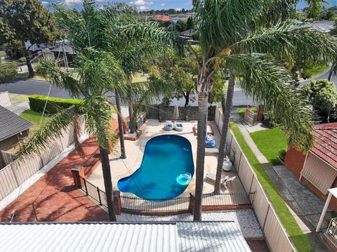 Evies White House Oasis I Pool & Close To Airport - Tweed Heads Accommodation 0