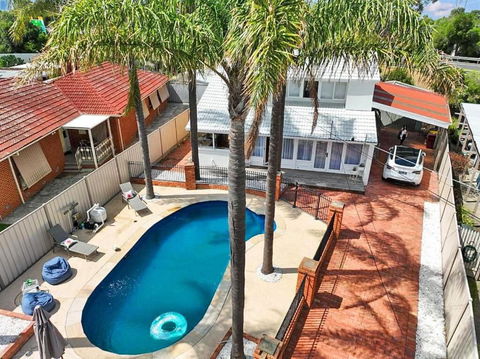Evies White House Oasis I Pool & Close To Airport - Tweed Heads Accommodation 1