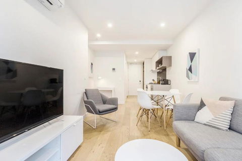 Executive Comfort Living Near La Trobe & RMIT Uni - Tweed Heads Accommodation 0