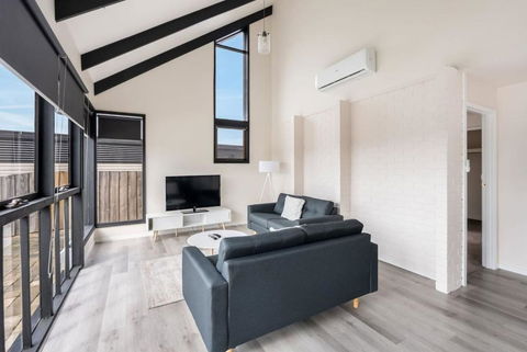 Expansive River-View Oasis - Tweed Heads Accommodation 1