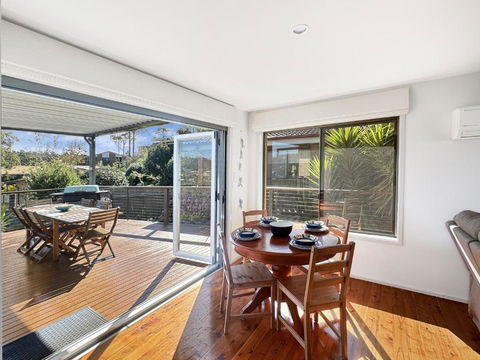 Fab 3-Bed Stay With Great Outdoors & Water Views - Tweed Heads Accommodation 4