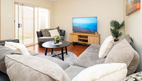 Family Comfort In Blakes Crossing Blakeview With A Short Walk To Shops And Supermarkets - Tweed Heads Accommodation 0