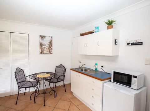 GORGEOUS STUDIO + 100M TO BEACH + POOL - Tweed Heads Accommodation 2
