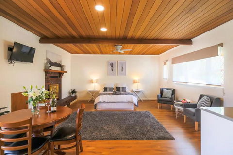 Hahndorf Lodge Pioneer Suite - Main Street Hahndorf On Site Secure Parking - Tweed Heads Accommodation 1