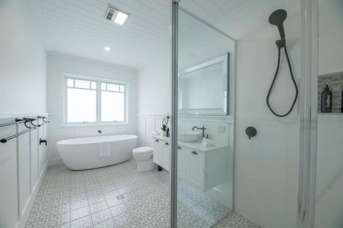 Hamptons Cottage - Refined Living, Light-Filled - Tweed Heads Accommodation 2