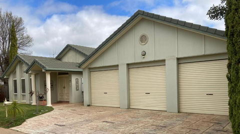 HOME STAY Queen Room With Shared Bathroom - Tweed Heads Accommodation 1