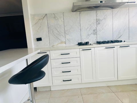House At Train Station Thomastown - Tweed Heads Accommodation 3