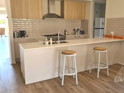 House Near The Lake Hosted By Rani - Tweed Heads Accommodation 0