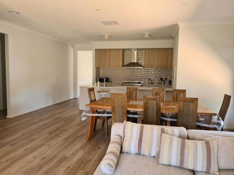 House Near The Lake Hosted By Rani - Tweed Heads Accommodation 1