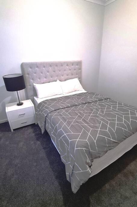 House Near The Lake Hosted By Rani - Tweed Heads Accommodation 2