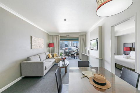 Incredible Harbourfront Home Away From Home - Tweed Heads Accommodation 2