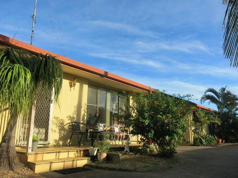 House And Van On The River - Tweed Heads Accommodation 1