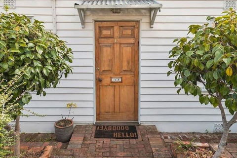Irresistible Renovated 1840 Inner-city Cottage - Tweed Heads Accommodation 1