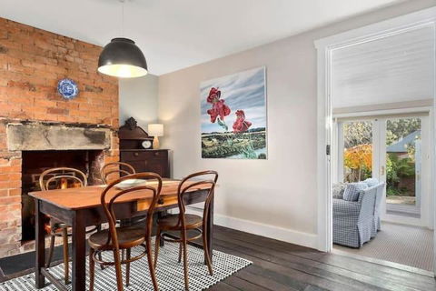 Irresistible Renovated 1840 Inner-city Cottage - Tweed Heads Accommodation 3