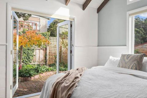 Irresistible Renovated 1840 Inner-city Cottage - Tweed Heads Accommodation 0