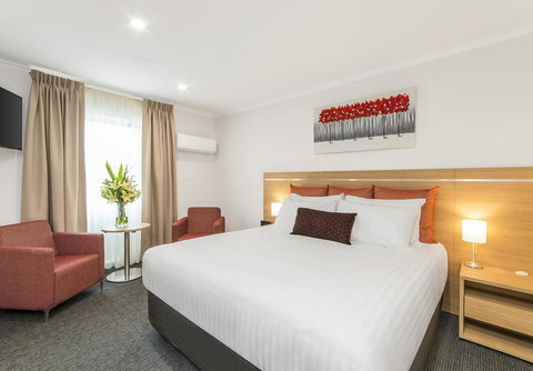 Adelaide Royal Coach - Tweed Heads Accommodation 1