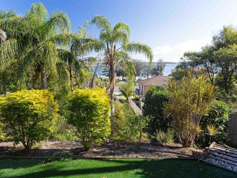 Aislinn' 3/273 Corrie Parade - Air Con, Water Views, BBQ - Tweed Heads Accommodation 3