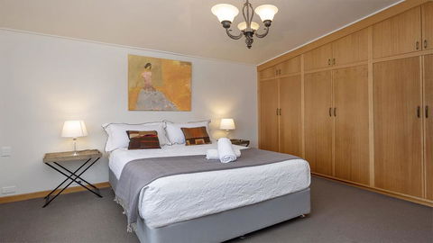 Alpine House - Views Over Lake Jindabyne And The Snowy Mountains - Tweed Heads Accommodation 3