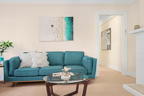 Art Deco Apartment Steps From Harbour And Beach - Tweed Heads Accommodation 0