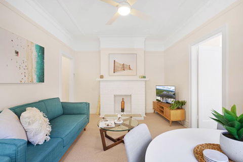 Art Deco Apartment Steps From Harbour And Beach - Tweed Heads Accommodation 3