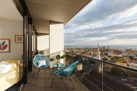 Ascent Apartment With Ocean Views By Ready Set Host - Tweed Heads Accommodation 1