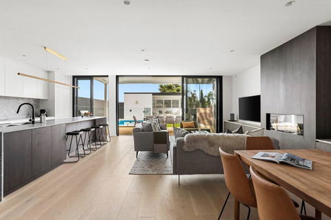 Luxury NEW 5BDRM Oasis With Heated Pool - Tweed Heads Accommodation 1