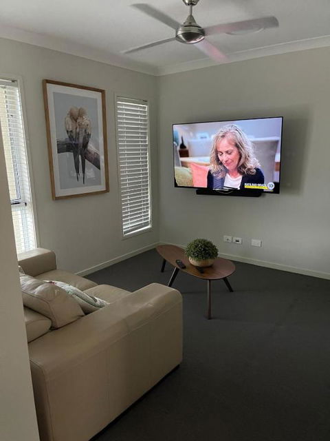 Modern Four Bedroom Holiday Home Available In Deebing Heights - Tweed Heads Accommodation 2