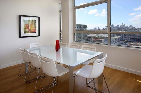 Moore To See - Modern And Spacious 3BR Zetland Apartment With Views Over Moore Park - Tweed Heads Accommodation 1