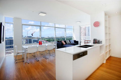 Moore To See - Modern And Spacious 3BR Zetland Apartment With Views Over Moore Park - Tweed Heads Accommodation 3