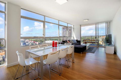 Moore To See - Modern And Spacious 3BR Zetland Apartment With Views Over Moore Park - Tweed Heads Accommodation 0