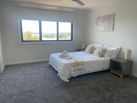 Mirrabooka Magic - Luxury By The Lake - Tweed Heads Accommodation 2
