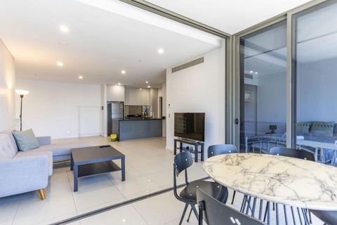 Modern 2B With Loft Bed Parking Central Mascot - Tweed Heads Accommodation 0