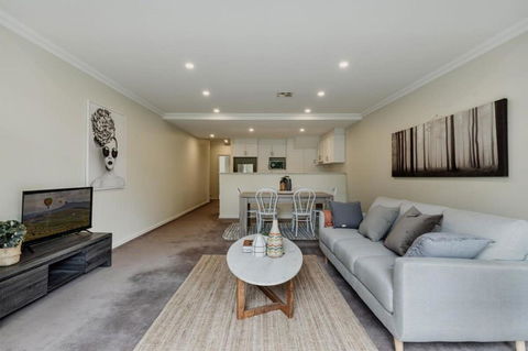 Modern Apartment In The Heart Of Canberra - Tweed Heads Accommodation 2