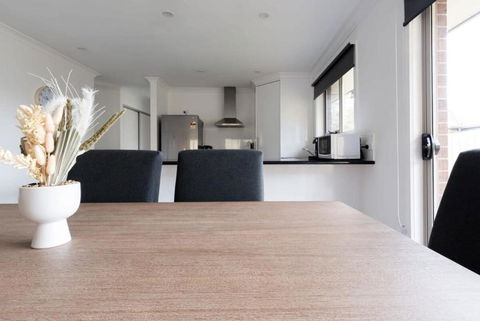Modern Delight: Cosy Home With Parking - Tweed Heads Accommodation 3