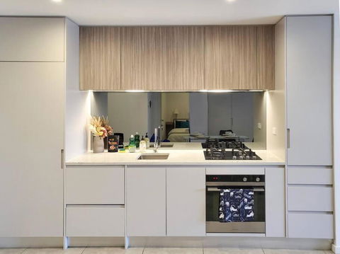 Modern Elegance: 2 Bedroom Oasis W/ Free Parking - Tweed Heads Accommodation 1