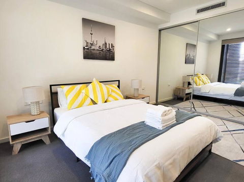 Modern Elegance: 2 Bedroom Oasis W/ Free Parking - Tweed Heads Accommodation 0