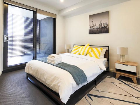 Modern Elegance: 2 Bedroom Oasis W/ Free Parking - Tweed Heads Accommodation 2