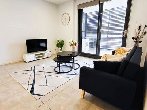Modern Elegance: 2 Bedroom Oasis W/ Free Parking - Tweed Heads Accommodation 3