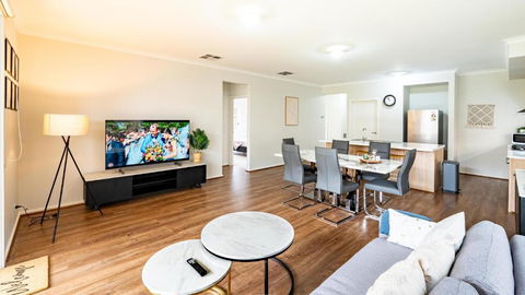 Modern Homely House In Clyde - Tweed Heads Accommodation 1