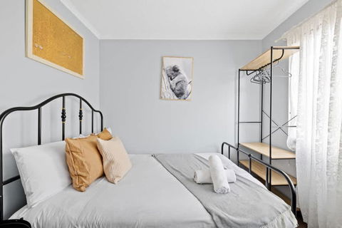 Modern Private Double Room - Central Spot At Liverpool - Shared Bathroom - Tweed Heads Accommodation 2